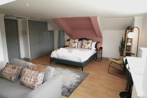 - une chambre avec un lit et un canapé dans l'établissement The Old Bakery, à Sherborne