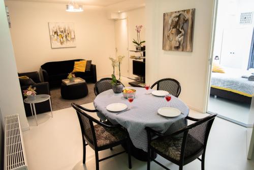 een woonkamer met een tafel en stoelen in een kamer bij Excellent 21 in Soesterberg