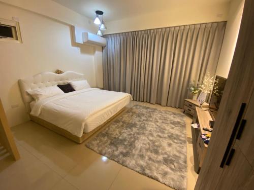 Una cama o camas en una habitación de 鸚鵡民宿