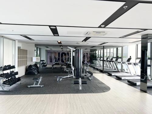 een fitnessruimte met veel loopbanden en machines bij THE SÓNG Apartment Vũng Tàu - Trinh's House in Vung Tau