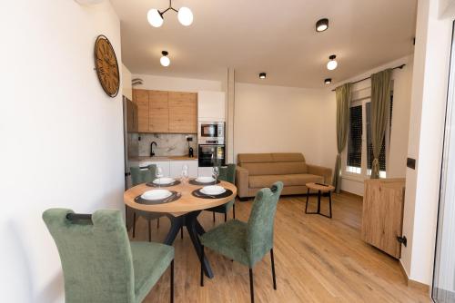 uma sala de jantar e sala de estar com mesa e cadeiras em Modern apartment with swimming pool em Kaštela