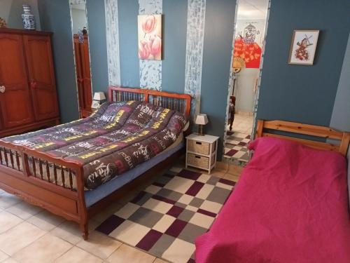 - une chambre avec un lit et un lit dans l'établissement Logement Martine, à Rouffignac-Saint-Cernin-de-Reilhac