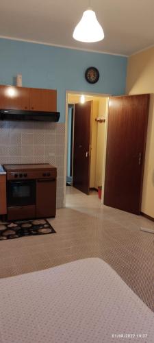 a room with a kitchen with a stove and cabinets at Monolocale Banco Monteforte in Calatabiano