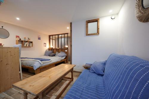 Zimmer mit 2 Betten und einem Holztisch in der Unterkunft Casa MaMa&ly in Bellentre
