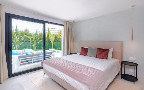 Postel nebo postele na pokoji v ubytování Luxury Villa In Real Club de Golf Guadalmina
