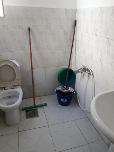 a bathroom with a toilet and a sink and mop at شقة شاطيء النخيل -بالما كورت in Alexandria