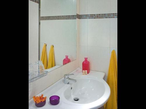 y baño con lavabo y espejo. en Istron Collection Villas, Villa Selini, en Istron