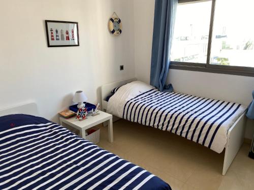 Ένα ή περισσότερα κρεβάτια σε δωμάτιο στο Appartement blanca beach Sidi Rahal accès direct à la plage