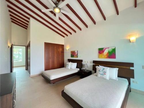 1 dormitorio con 2 camas y techo en Casa Arcoíris: Espectacular casa en Cartagena con Acceso directo a la Playa, en Cartagena de Indias