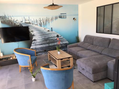 sala de estar con sofá y mesa en Duo des Falaises en Octeville-sur-Mer