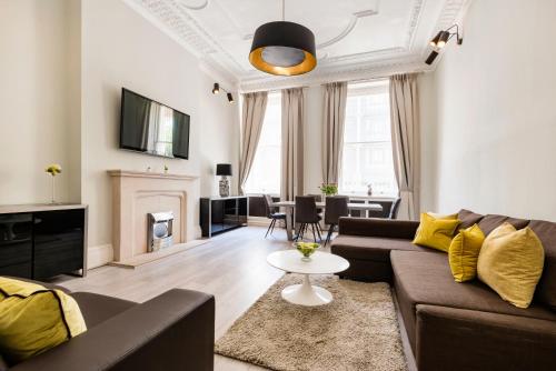 een woonkamer met een bank en een tafel bij Central London Hyde Park Apartments in Londen