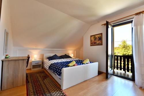 - une chambre avec un lit et un balcon dans l'établissement Ivana, à Saborsko