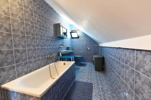 La salle de bains est pourvue d'une baignoire, de toilettes et d'un lavabo. dans l'établissement Ivana, à Saborsko