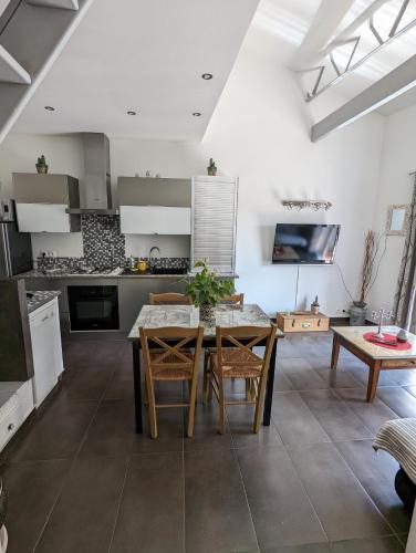 une cuisine et un salon avec une table et des chaises dans l'établissement El padre y el hijo D, à Elne