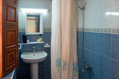 y baño con lavabo y ducha. en Riad Meski, en Fez