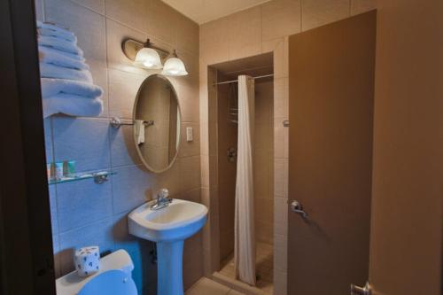 W łazience znajduje się umywalka i prysznic. w obiekcie Sundance Motel w mieście Pinedale
