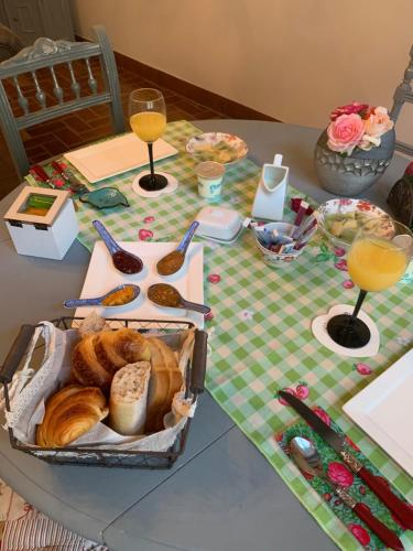 Saint-AulayeにあるLe Doux Nid La Romantiqueのパンとワインのトレイ付きテーブル