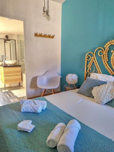 une chambre avec un lit avec deux serviettes dessus dans l'établissement Un balcon sur les toits d'Aix, à Aix-en-Provence