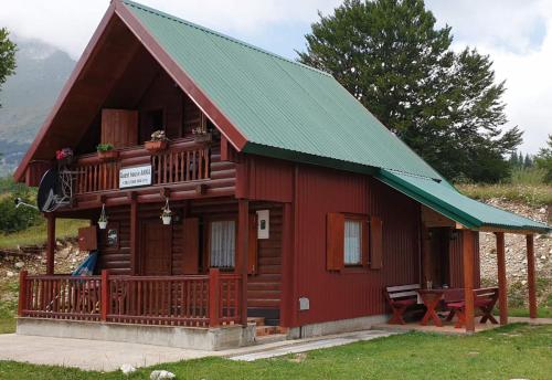 Cabaña roja pequeña con techo verde en Guest house Anka, en Žabljak
