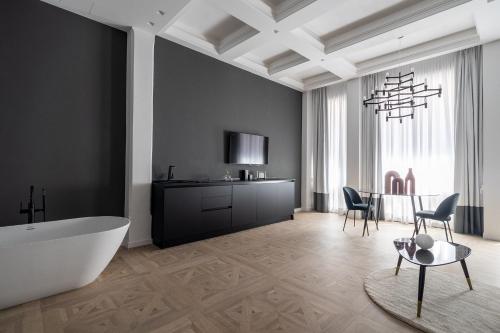een badkamer met een bad en een tafel en stoelen bij Il Palazzetto - Bari Sparano in Bari