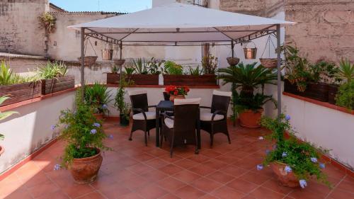 Patio alebo iná vonkajšia časť ubytovania B&B Il Melograno Taranto