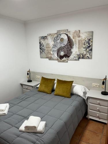 1 dormitorio con 1 cama gris grande y 2 almohadas en Nature - Somhome, en Peñíscola
