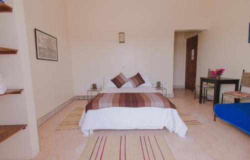 Ένα ή περισσότερα κρεβάτια σε δωμάτιο στο Auberge du Marabout