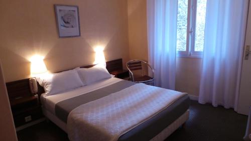 Un pat sau paturi într-o cameră la Hôtel Le Cambronne