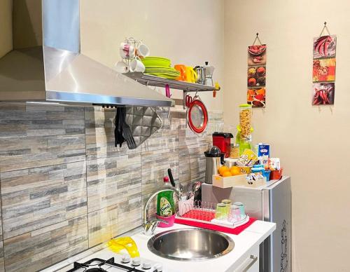 una piccola cucina con lavello e fornello di PortaMedina House a Napoli