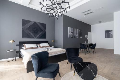 1 dormitorio con 1 cama, mesa y sillas en Il Palazzetto - Bari Sparano, en Bari