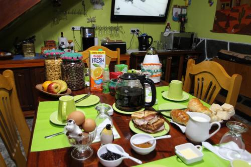 - une table avec des œufs et de la nourriture dans l'établissement B&B Nahuel en Ushuaia, à Ushuaia