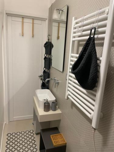 Baño pequeño con lavabo y espejo en n°21 (Casa di Anna), en Copertino