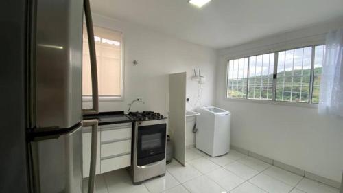 cocina blanca con fogones y refrigerador en 2 dormitórios SP - Bairro Tremembé/ Tucuruvi, en São Paulo