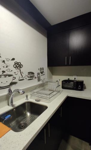 a kitchen with a sink and a counter top at Departamento Sector de la Embajada Americana in Quito