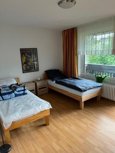 2 camas en una habitación con ventana en Haus Hilde, en Homburg