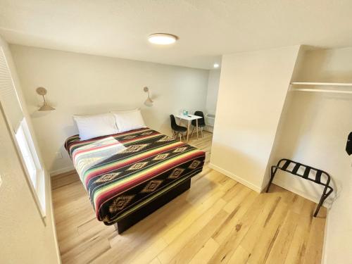 Ένα ή περισσότερα κρεβάτια σε δωμάτιο στο Frederick Motel