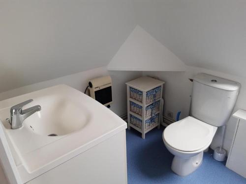 une salle de bain avec un lavabo blanc et des toilettes dans l'établissement Studio lumineux 50 m de la plage, à Mers-les-Bains