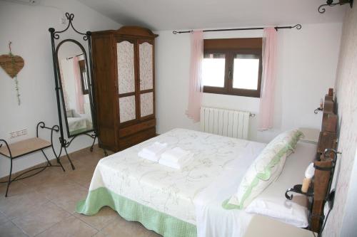 Ένα ή περισσότερα κρεβάτια σε δωμάτιο στο Casas Rurales Cazorla-Alcón