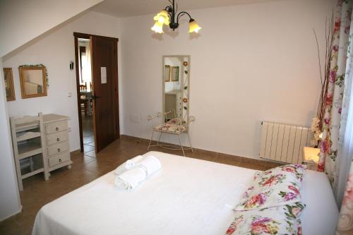 Ένα ή περισσότερα κρεβάτια σε δωμάτιο στο Casas Rurales Cazorla-Alcón