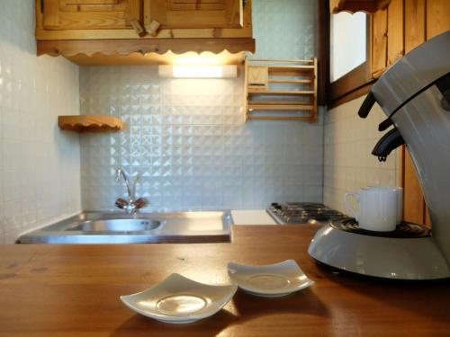 a kitchen with a sink and two plates on a counter at Studio Tignes, 1 pièce, 4 personnes - FR-1-502-353 in Tignes