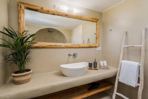 VourvoúlosにあるEast Side Villaのバスルーム(洗面台、鏡付)