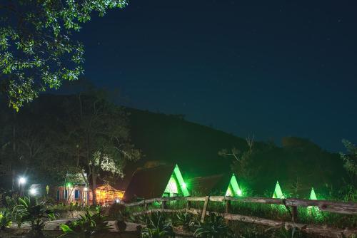 Un jardín fuera de Pousada Recanto da Lua