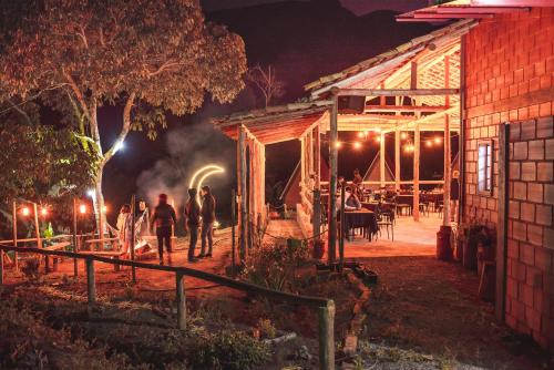Un jardín fuera de Pousada Recanto da Lua