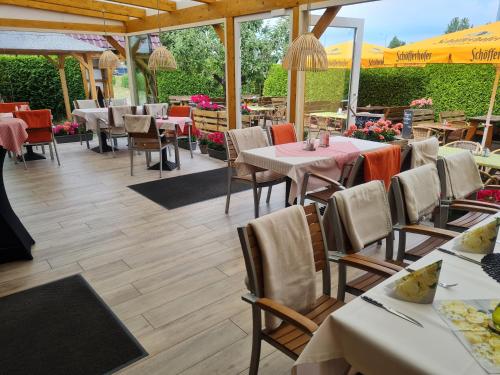 Gasthaus Zur Hecke في شونيفيلد: مطعم يوجد به طاولات وكراسي في مطعم