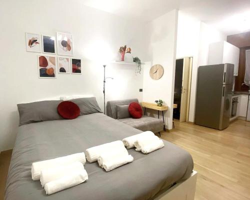 1 dormitorio con 1 cama con 2 almohadas en Bed&Coffee Milano, en Milán