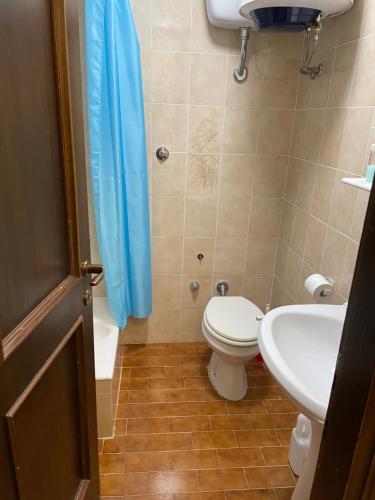 皮恩卡瓦羅的住宿－La Casa di Pianca，一间带卫生间和水槽的浴室