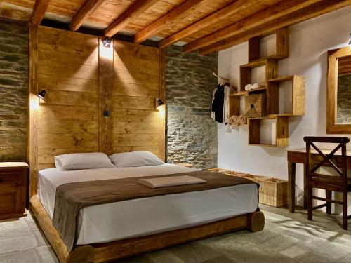 Un pat sau paturi într-o cameră la Sifnos Roots