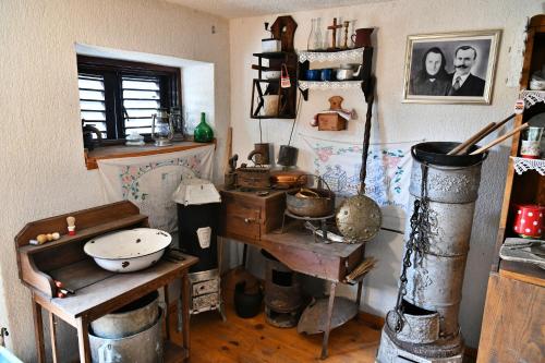 una habitación llena de muchos objetos antiguos en una pared en Apartments Alan, en Saborsko