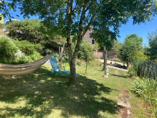 - un hamac à l'ombre d'un arbre dans une cour dans l'établissement Logement indépendant avec jardin à Rodez Aveyron, à Onet le Château