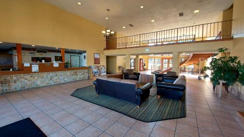 un hall avec des canapés et un bar dans un hôtel dans l'établissement Ville 718, à Grand Junction